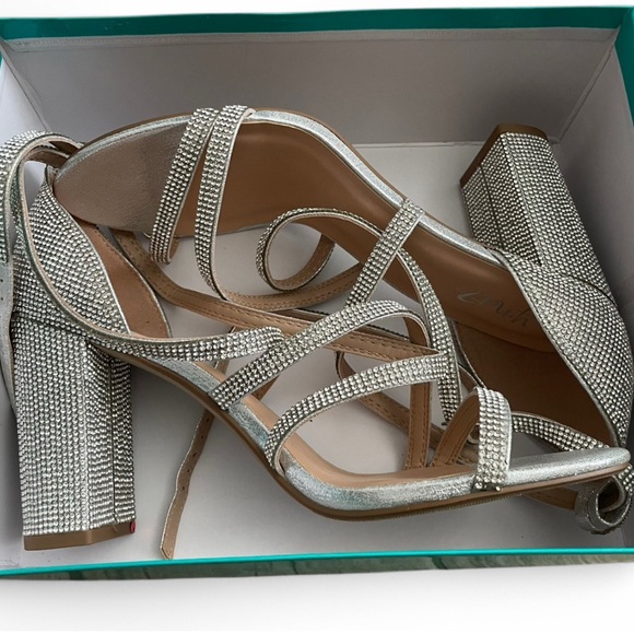 Y•not? Silver Shimmer Women's Heels! - Picture 4 of 5